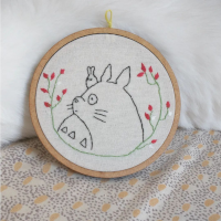 bordado do totoro com flores